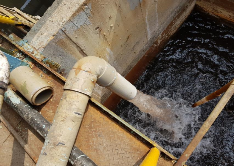침전시설에서 월류된 폐수가 무허가 배관을 통해 빗물저장조로 유입되고 있다.Ⓒ환경부.jpg